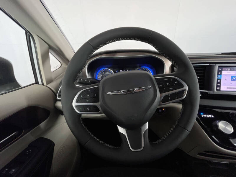 2024 Chrysler Voyager LX