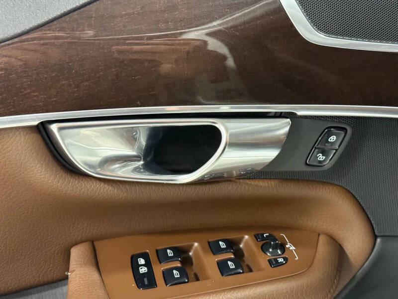 2019 Volvo XC90 T6 Momentum