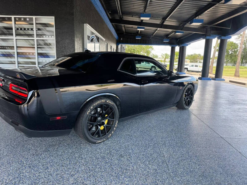 2016 Dodge Challenger 392 HEMI Scat Pack Shaker