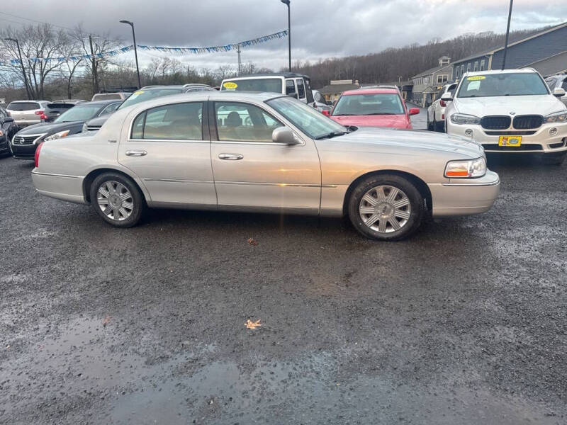 2005 Lincoln Town Car Signature Limited