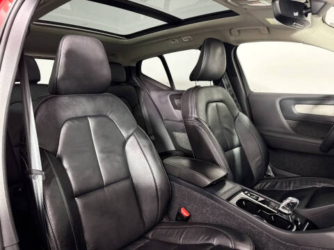 2023 Volvo XC40 B5 Ultimate Dark Theme