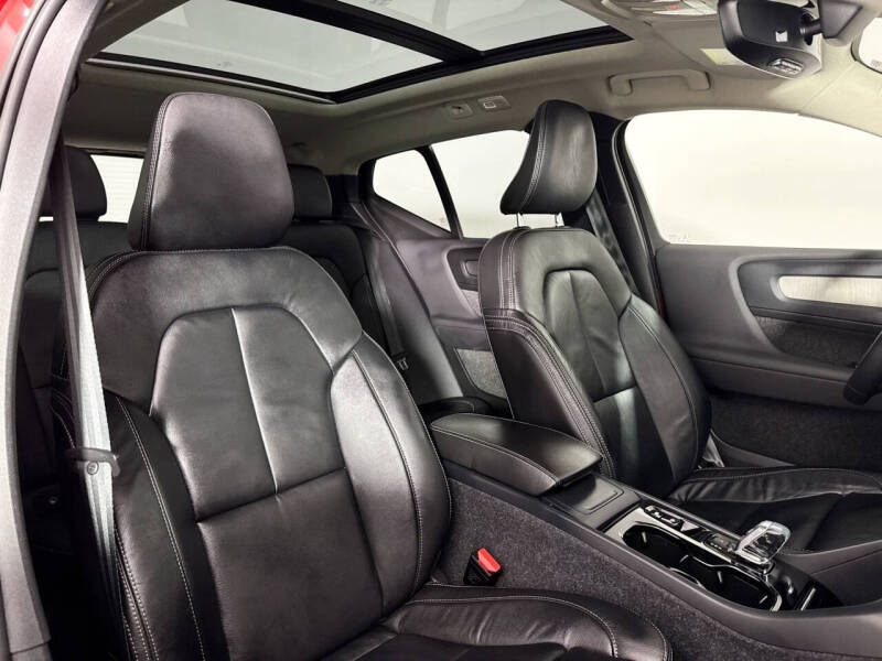 2023 Volvo XC40 B5 Ultimate Dark Theme