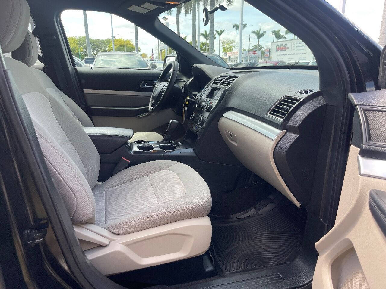2018 Ford Explorer  - $17,900