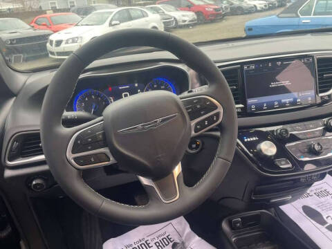 2025 Chrysler Pacifica Select