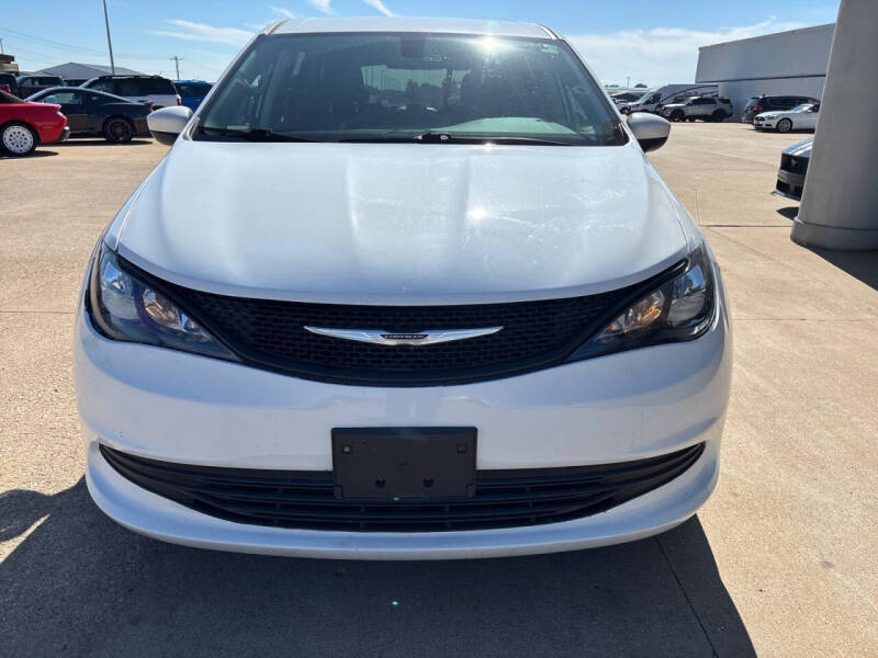 2022 Chrysler Voyager LX