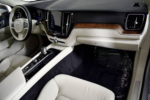 2022 Volvo XC60 B5 Momentum