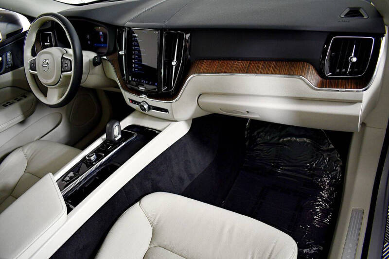 2022 Volvo XC60 B5 Momentum