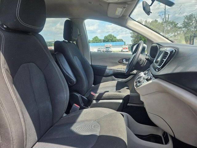 2022 Chrysler Voyager LX