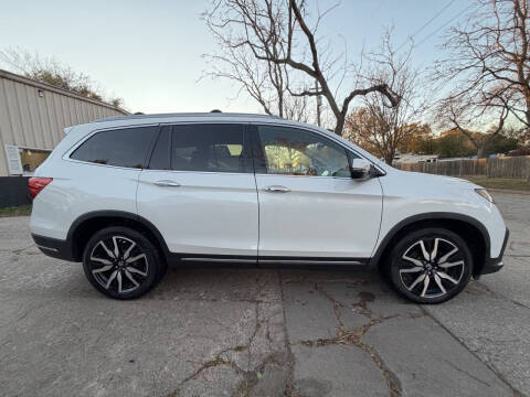 2021 Honda Pilot Touring w/Rear Captain's Chairs