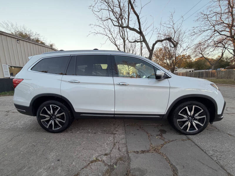 2021 Honda Pilot Touring w/Rear Captain's Chairs