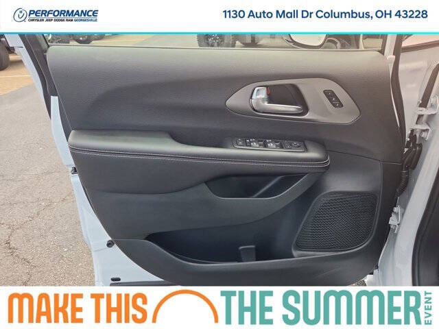 2027 Chrysler Pacifica Select