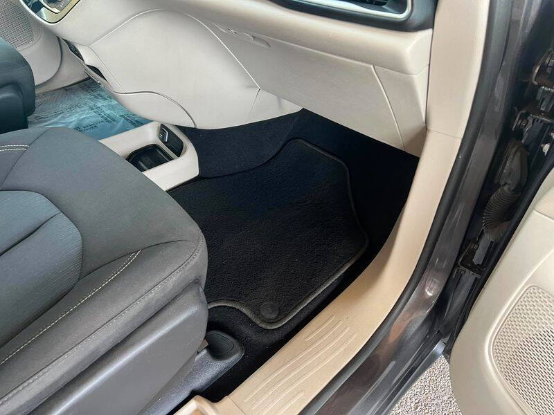 2022 Chrysler Voyager LX