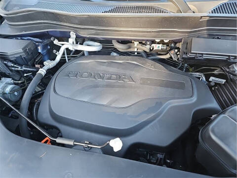 2022 Honda Pilot Touring w/Rear Captain's Chairs