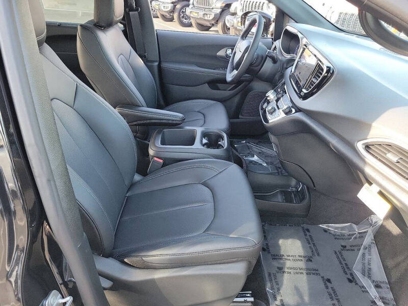 2025 Chrysler Voyager LX