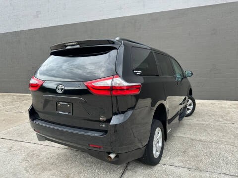 2017 Toyota Sienna LE 7-Passenger Auto Access Seat