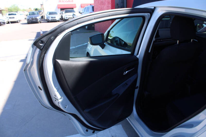 2020 Toyota Yaris Hatchback LE