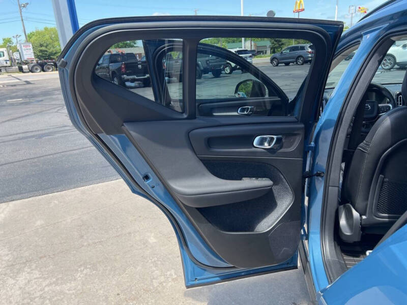 2023 Volvo XC40 B5 Plus Dark Theme