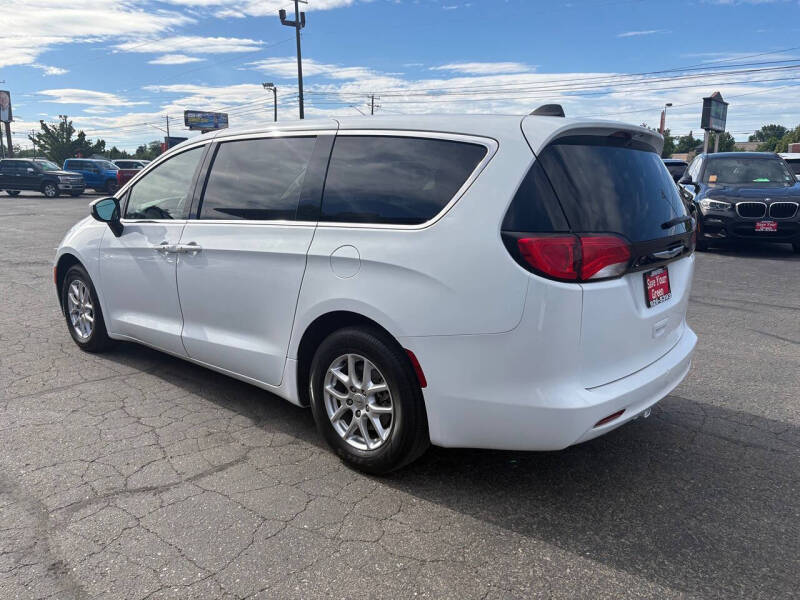 2023 Chrysler Voyager LX