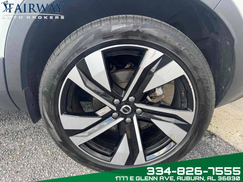 2024 Volvo XC40 B5 Plus Dark Theme