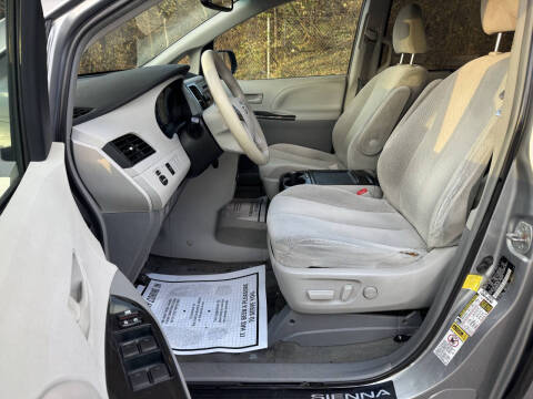 2013 Toyota Sienna LE 8-Passenger