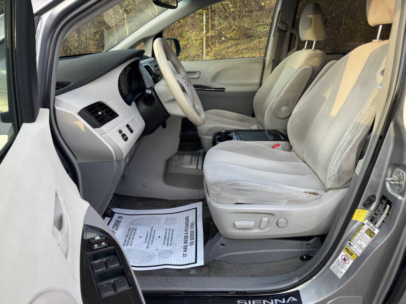 2013 Toyota Sienna LE 8-Passenger