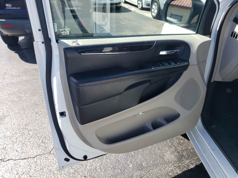 2014 CHRYSLER Town and Country Minivan - $10,995