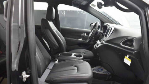 2025 Chrysler Voyager LX