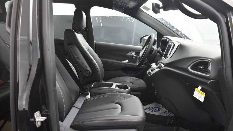 2025 Chrysler Voyager LX