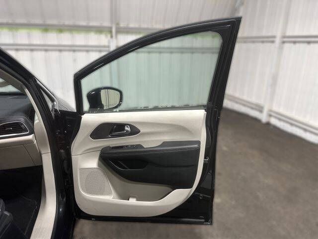 2024 Chrysler Pacifica Plug-In Hybrid Select