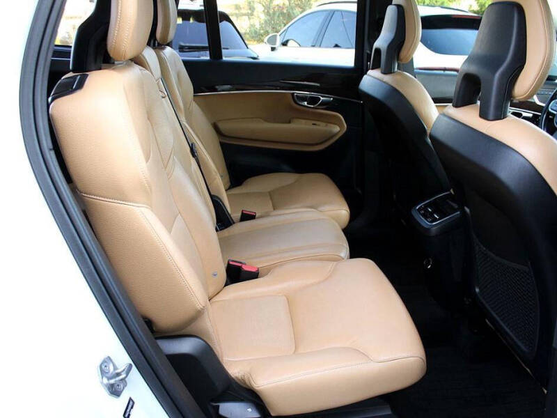 2016 Volvo XC90 T6 Momentum