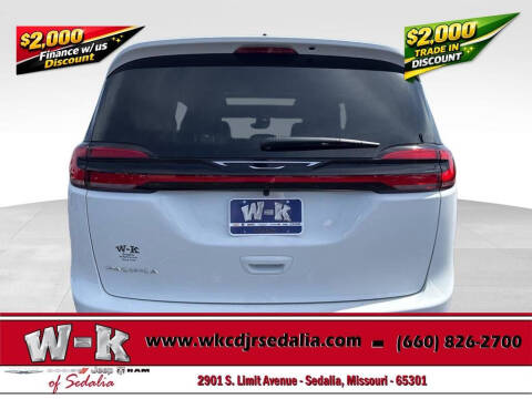 2027 Chrysler Pacifica Select