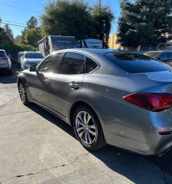 2018 INFINITI Q70 LUXE photo 4