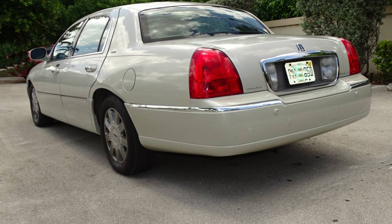 2004 Lincoln Town Car 4