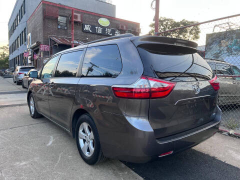 2017 Toyota Sienna LE 8-Passenger
