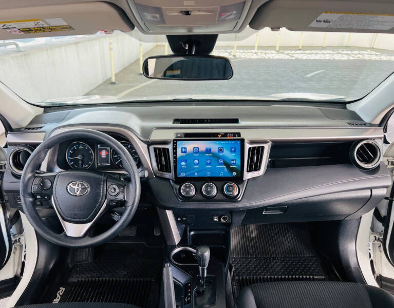 2017 Toyota RAV4 LE photo 14