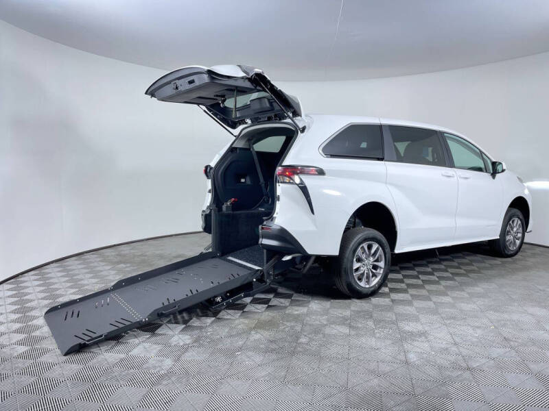 2025 Toyota Sienna LE's photo