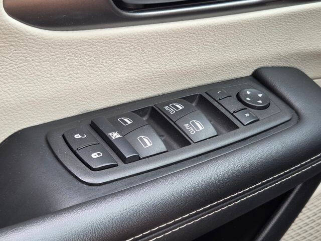 2024 Chrysler Pacifica Plug-In Hybrid Select