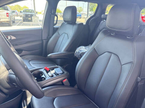2027 Chrysler Pacifica Select