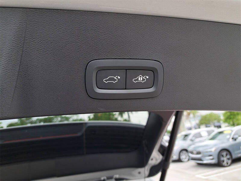 2024 Volvo XC40 B5 Plus Bright Theme