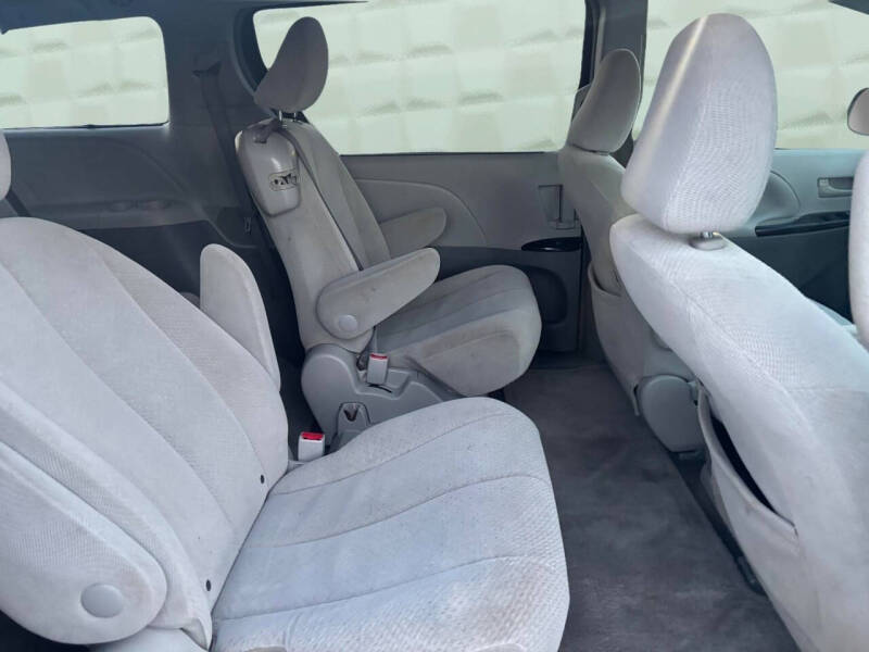 2014 Toyota Sienna LE 8-Passenger