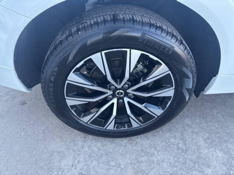 2025 Volvo XC60 B5 Plus Dark Theme