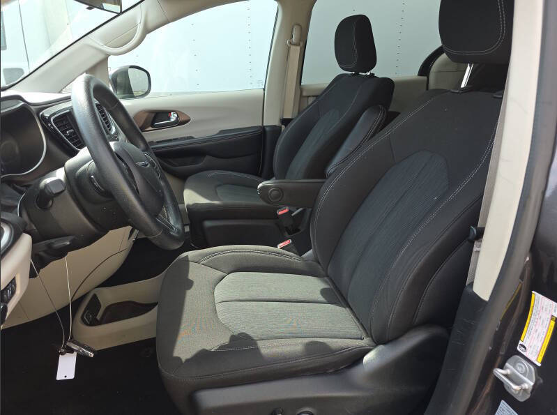 2021 Chrysler Voyager LX