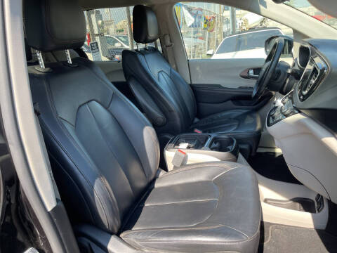 2017 Chrysler Pacifica Touring-L