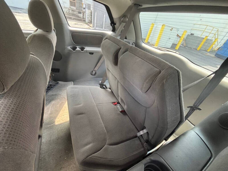 2004 Toyota Sienna LE 7 Passenger