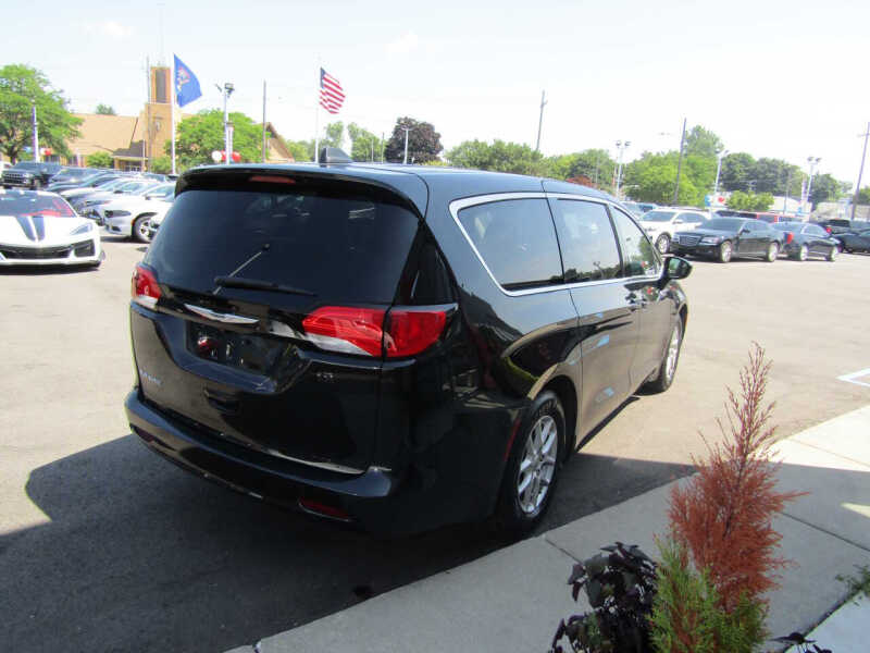 2022 Chrysler Voyager LX