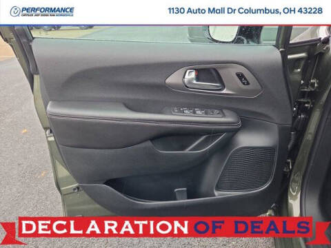 2027 Chrysler Pacifica Select