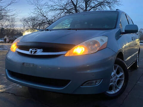 2006 Toyota Sienna for sale at Car Castle in Zion IL