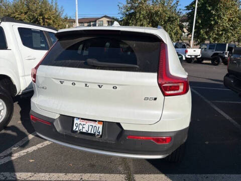 2023 Volvo XC40 B5 Ultimate Bright Theme