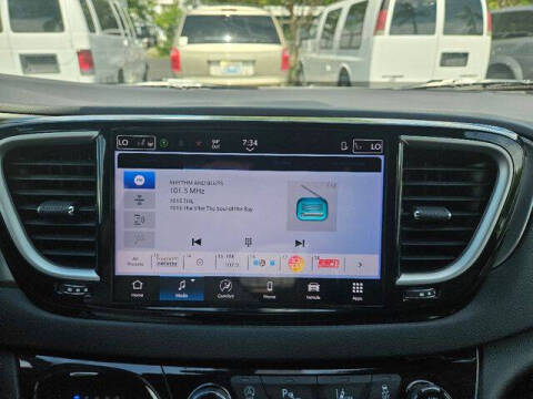 2025 Chrysler Pacifica Select