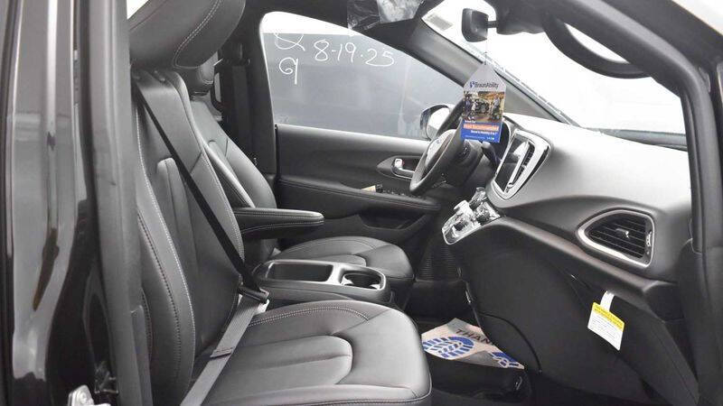 2025 Chrysler Voyager LX